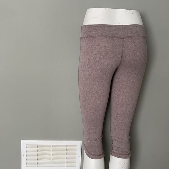 Lululemon size 6 capris - Picture 2 of 2